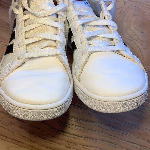 Adidas youth court size 3 1/2 - Picture 6 of 8